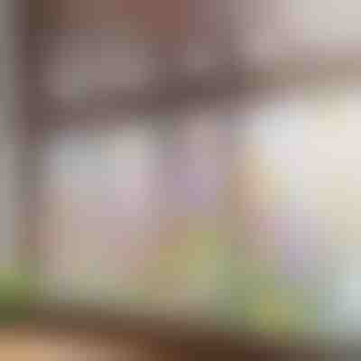 Autocolant floral vibrant pentru fereastră | FLORASTIK